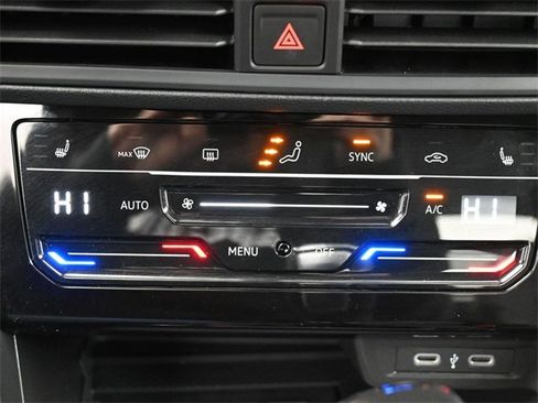 Certified 2025 Volkswagen Jetta SE image 22