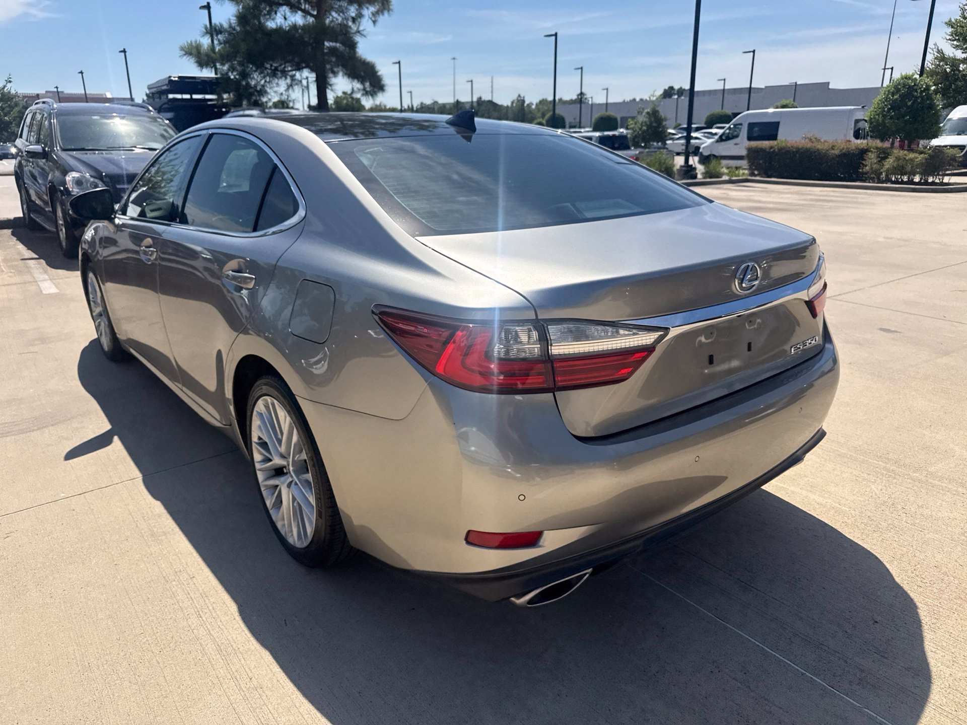 Used 2017 Lexus ES 350 w/ Ultra Luxury Package FWD image 6