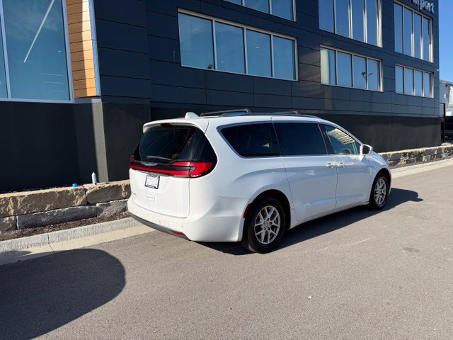 Used 2021 Chrysler Pacifica Touring-L FWD image 3