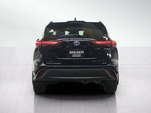 Used 2020 Toyota Highlander XLE AWD/4WD image 4