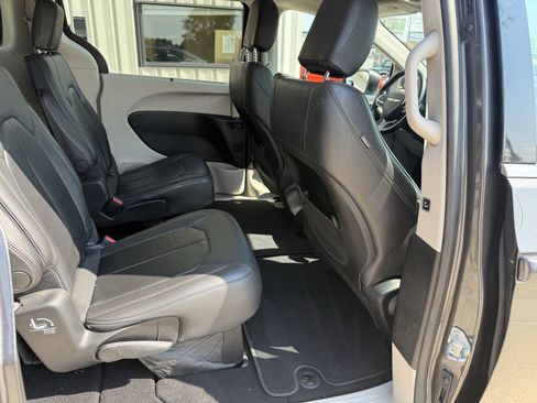 Used 2017 Chrysler Pacifica Touring-L w/ Tire & Wheel Group FWD image 13