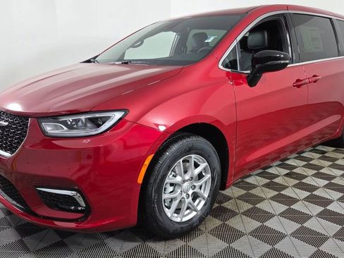 New 2026 Chrysler Pacifica Select image 3