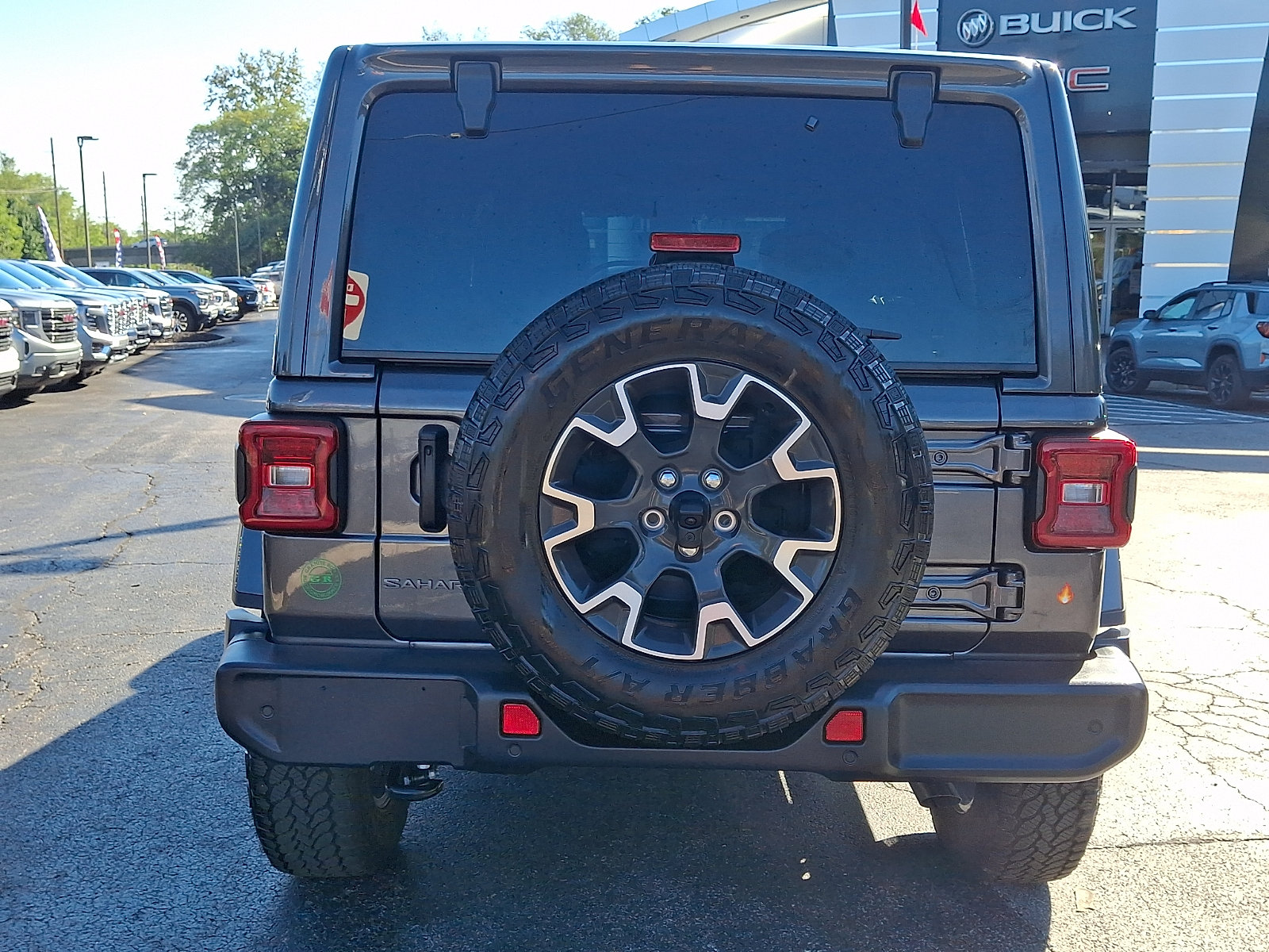 Used 2025 Jeep Wrangler Unlimited Sahara AWD/4WD image 5