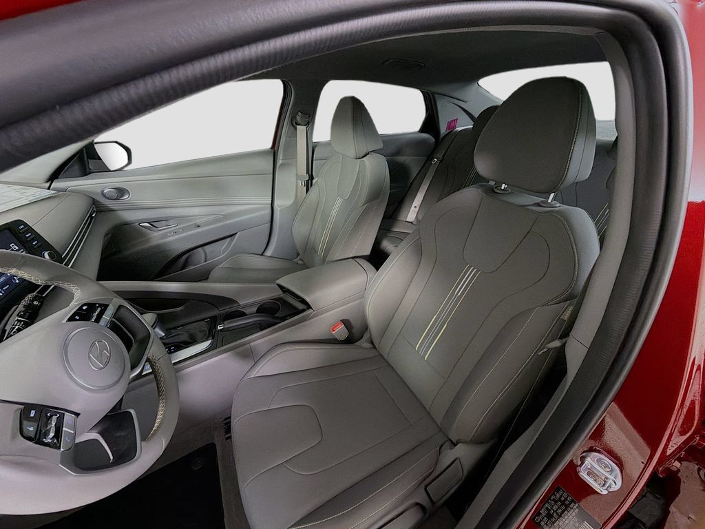 Used 2025 Hyundai Elantra Sport FWD image 13