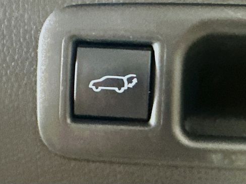 Used 2024 Toyota Highlander LE image 32