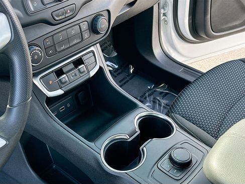 Used 2024 GMC Terrain SLE image 11