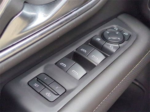 Used 2024 GMC Yukon SLT w/ SLT Luxury Package image 24