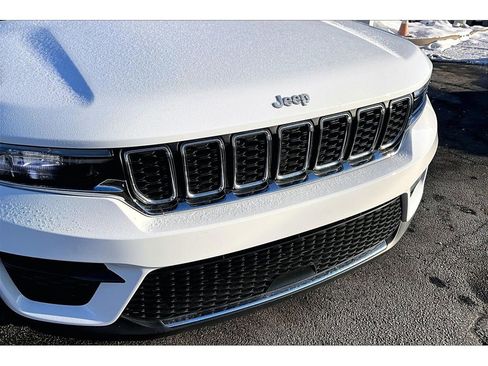 Used 2024 Jeep Grand Cherokee Laredo w/ Trailer Tow Package image 32