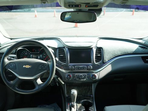 Used 2015 Chevrolet Impala LT w/ Convenience Package FWD image 17