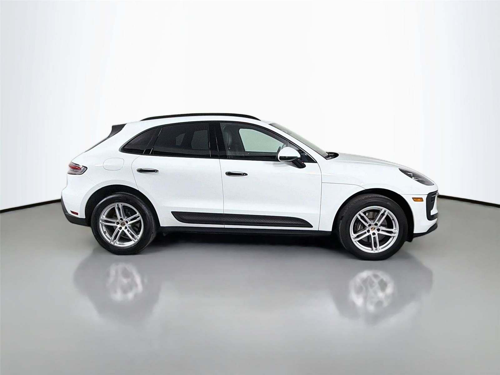 Certified 2022 Porsche Macan AWD/4WD image 8