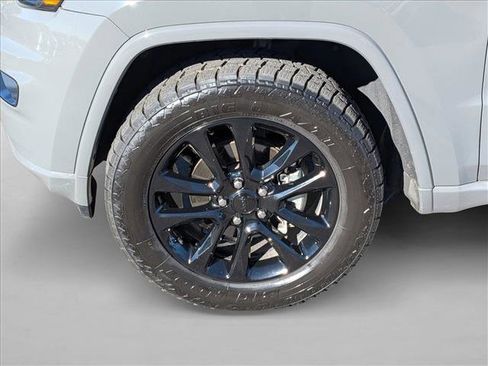Used 2020 Jeep Grand Cherokee Altitude image 21