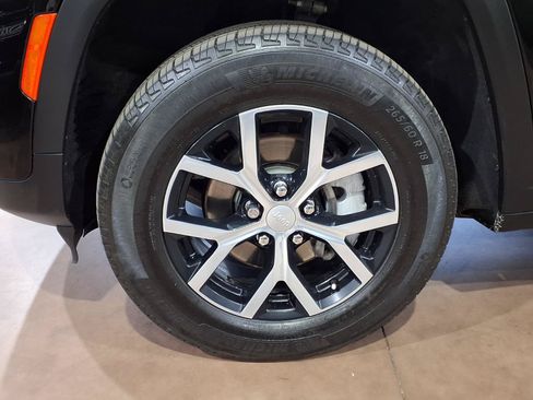 Used 2024 Jeep Grand Cherokee Limited AWD/4WD image 9