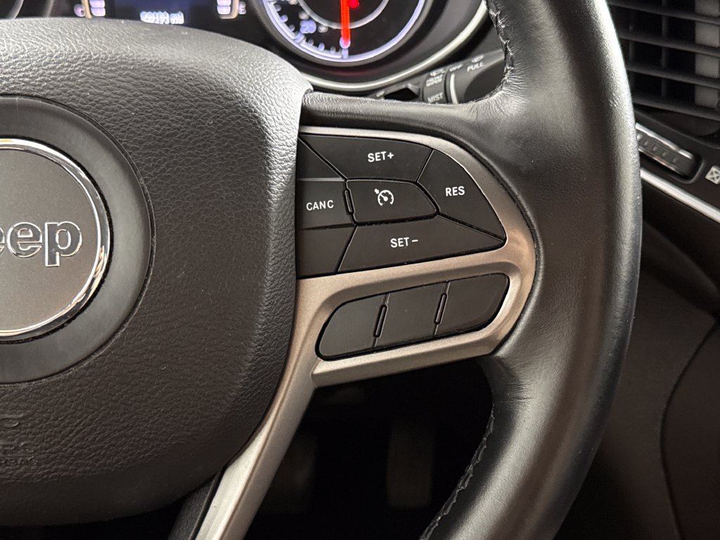 Used 2019 Jeep Cherokee Latitude Plus w/ Comfort/Convenience Group AWD/4WD image 17