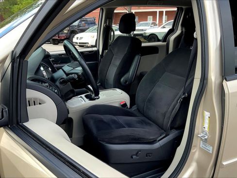 Used 2015 Dodge Grand Caravan SXT w/ Rear Park Assist Package image 7