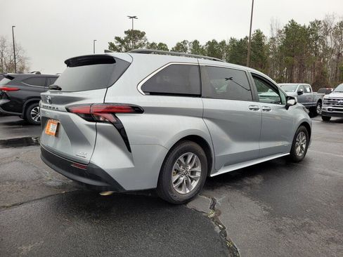 Used 2021 Toyota Sienna XLE image 13