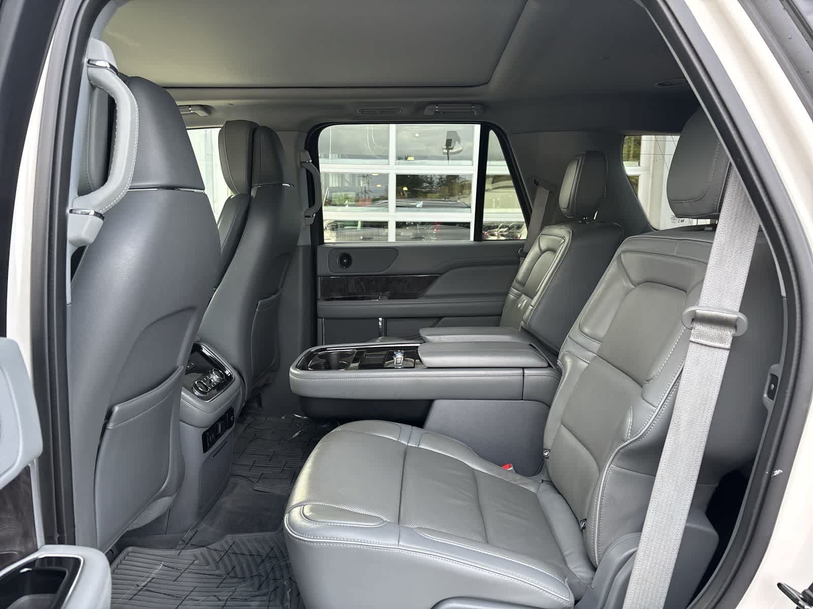 Used 2018 Lincoln Navigator Reserve w/ Technology Package AWD/4WD image 9