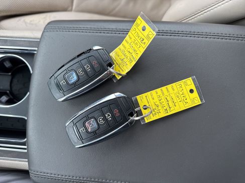 Used 2017 Lincoln Continental Select w/ Climate Package image 32