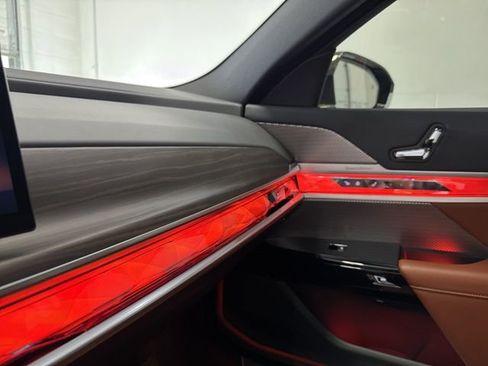 Used 2024 BMW i7 xDrive60 w/ Premium Package image 37