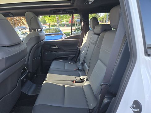 Used 2025 Lexus GX 550 w/ Accessory Package (2T) AWD/4WD image 26