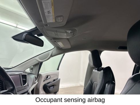 Used 2020 Chrysler Pacifica Touring-L image 32