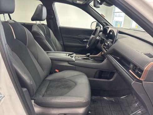 Used 2025 Toyota Grand Highlander AWD Hybrid image 25