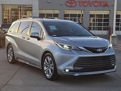 Used 2022 Toyota Sienna Platinum image 1