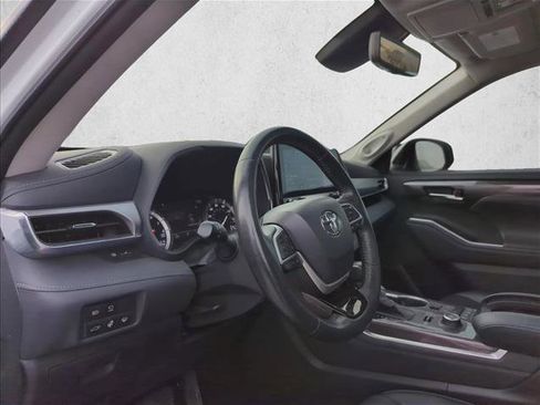 Certified 2022 Toyota Highlander Platinum image 12