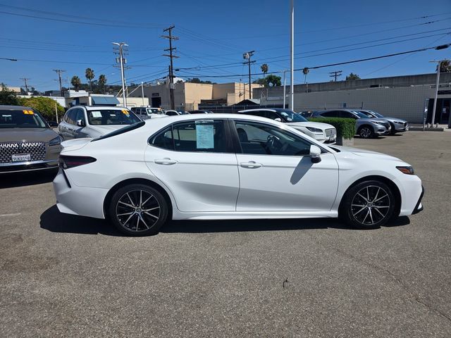 Used 2022 Toyota Camry SE FWD image 3