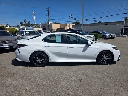 Used 2022 Toyota Camry SE FWD image 3