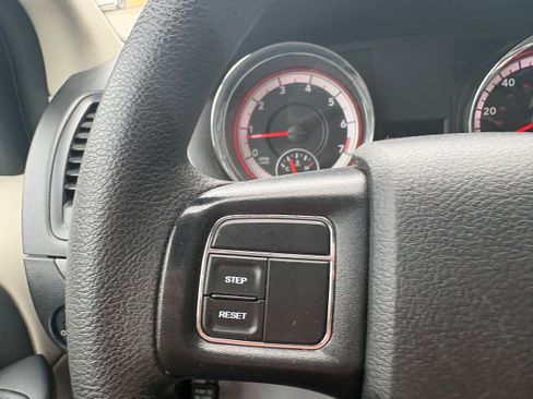 Used 2019 Dodge Grand Caravan SE FWD image 19