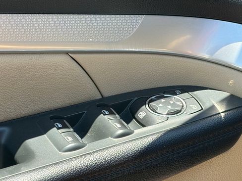 Used 2017 Ford Explorer XLT w/ Equipment Group 202A FWD image 4