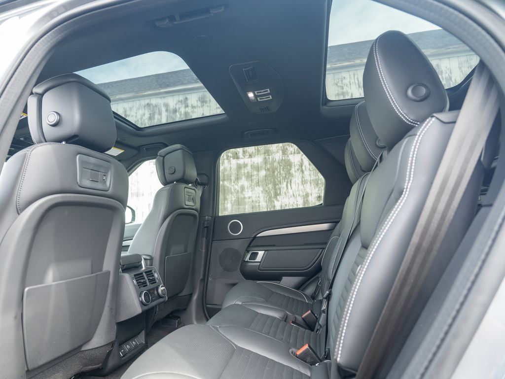 Used 2024 Land Rover Discovery Dynamic SE AWD/4WD image 34