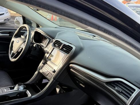 Used 2017 Ford Fusion SE w/ Fusion SE Technology Package image 12