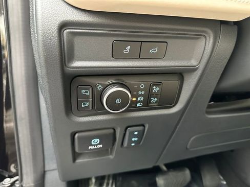 Used 2024 Ford Expedition Platinum image 11
