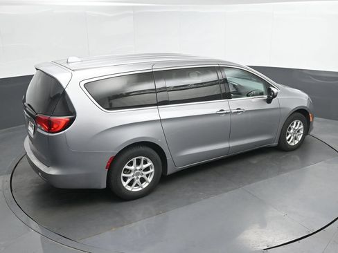 Used 2017 Chrysler Pacifica Touring FWD image 32