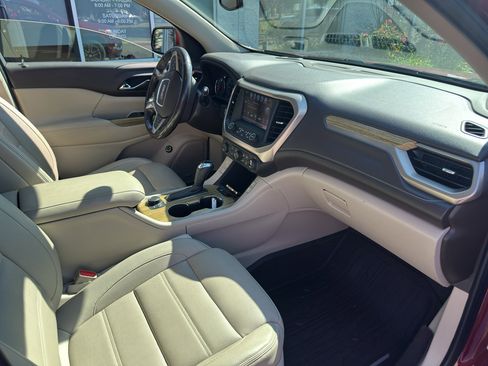 Used 2018 GMC Acadia Denali w/ Technology Package FWD image 11