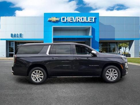 Used 2025 Chevrolet Suburban Premier AWD/4WD image 2