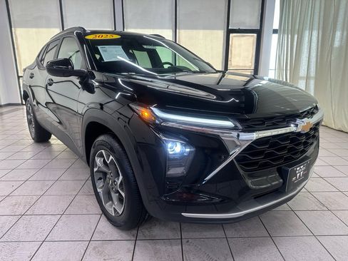 Certified 2025 Chevrolet Trax LT w/ LT Convenience Package image 2