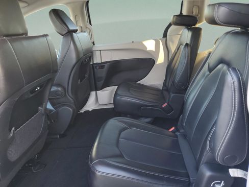 Used 2023 Chrysler Pacifica Touring-L FWD image 7