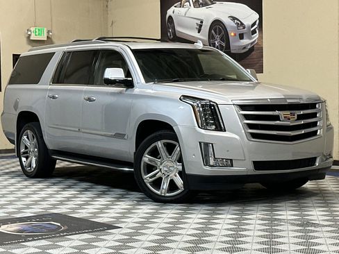Used 2018 Cadillac Escalade ESV Luxury image 2