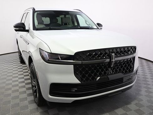 New 2026 Lincoln Navigator Reserve w/ Jet Appearance Package image 9