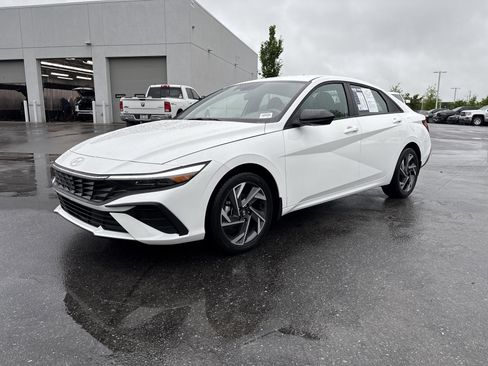 Used 2025 Hyundai Elantra Sport FWD image 9