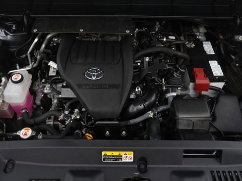 Used 2024 Toyota Highlander LE image 34