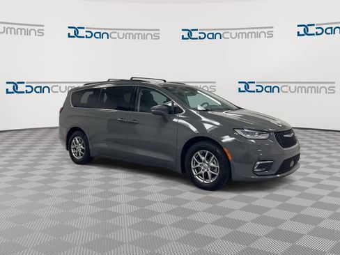 Used 2021 Chrysler Pacifica Touring w/ Uconnect Theater Family Group FWD image 2