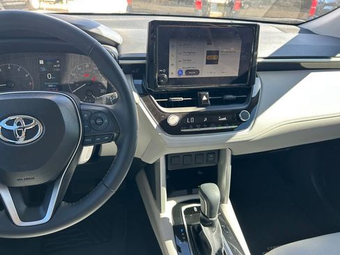 New 2025 Toyota Corolla Cross LE w/ Moonroof Package FWD image 18