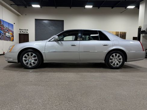 Used 2009 Cadillac DTS w/ Trunk Convenience Package FWD image 8