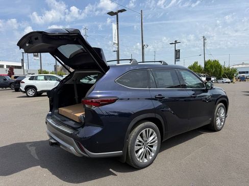 New 2026 Toyota Highlander Platinum AWD/4WD image 11