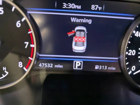 Used 2025 Nissan Sentra SR w/ SR Premium Package FWD image 29
