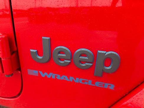 Used 2025 Jeep Wrangler Unlimited Sahara w/ Safety Group AWD/4WD image 5