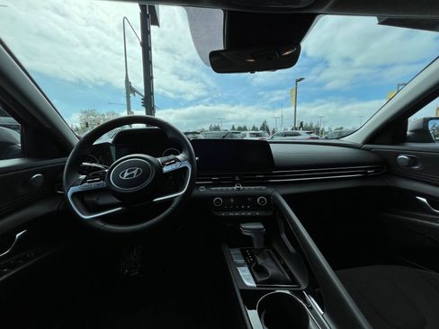 Used 2025 Hyundai Elantra SEL FWD image 36